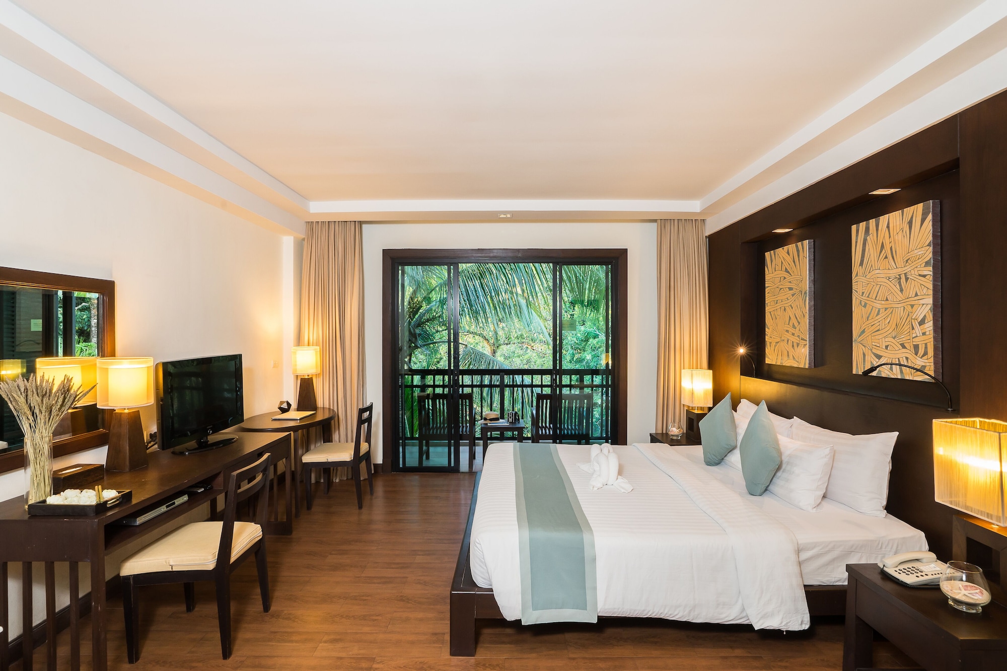 DELUXE ROOM