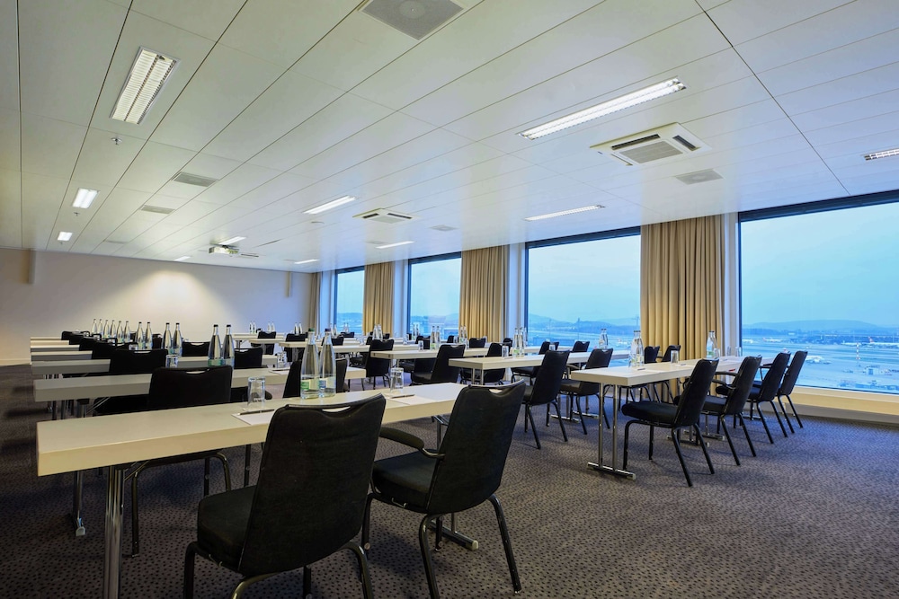 Radisson Blu Hotel Zurich Airport 70/72
