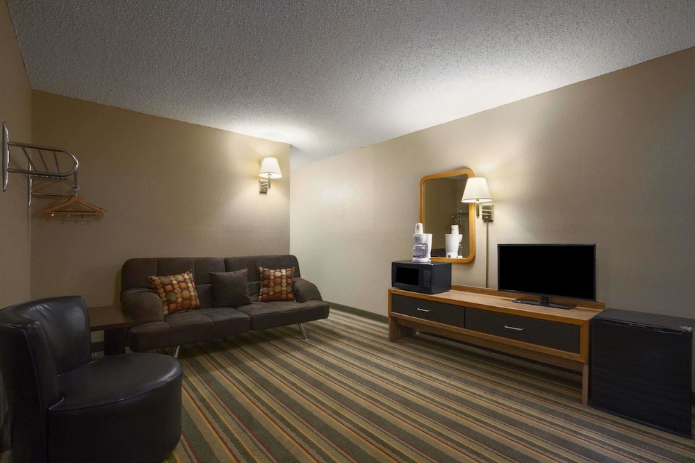 Super 8 by Wyndham Blackwell 12/15