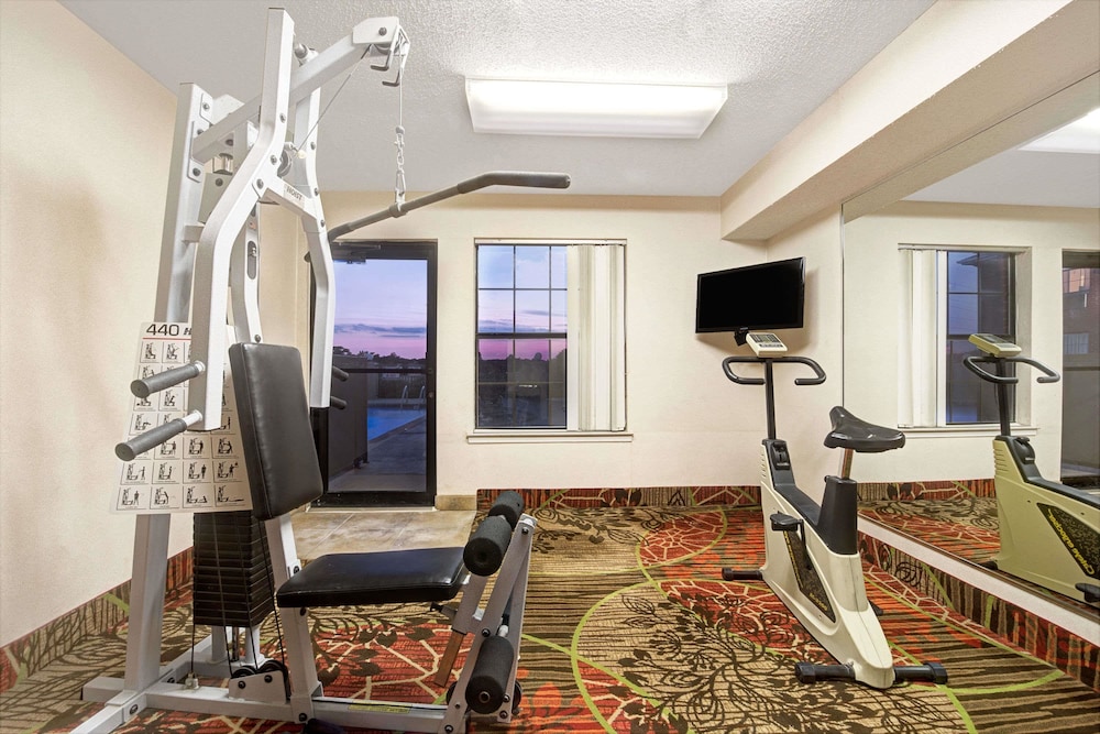 Days Inn by Wyndham Dallas Plano 16/31