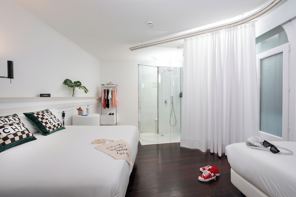 ROOM, TRIPLE, 1 DOUBLE AND 1 SINGLE BED