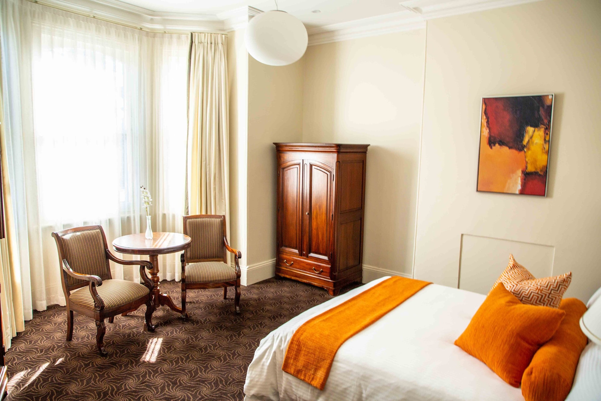 ROOM, QUEEN BED