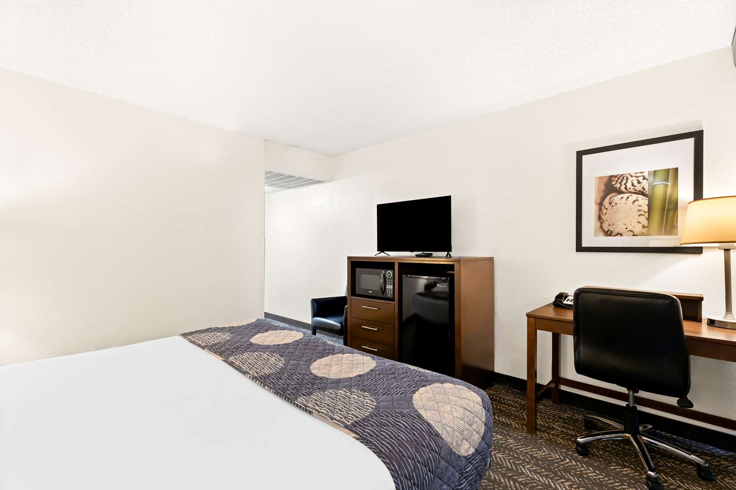 غرفة بسرير كينج بإطلالة على المرفأ بشرفة للمدخنين، Best Western Yacht Harbor Hotel 3/4