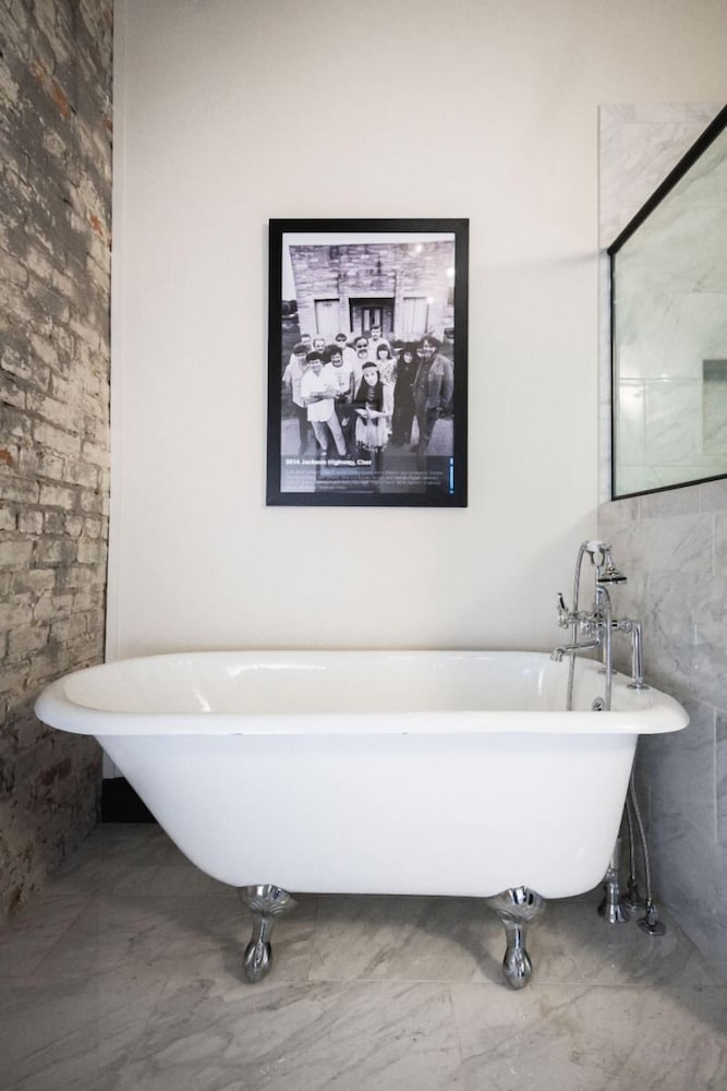 Gunrunner Boutique Hotel 60/63