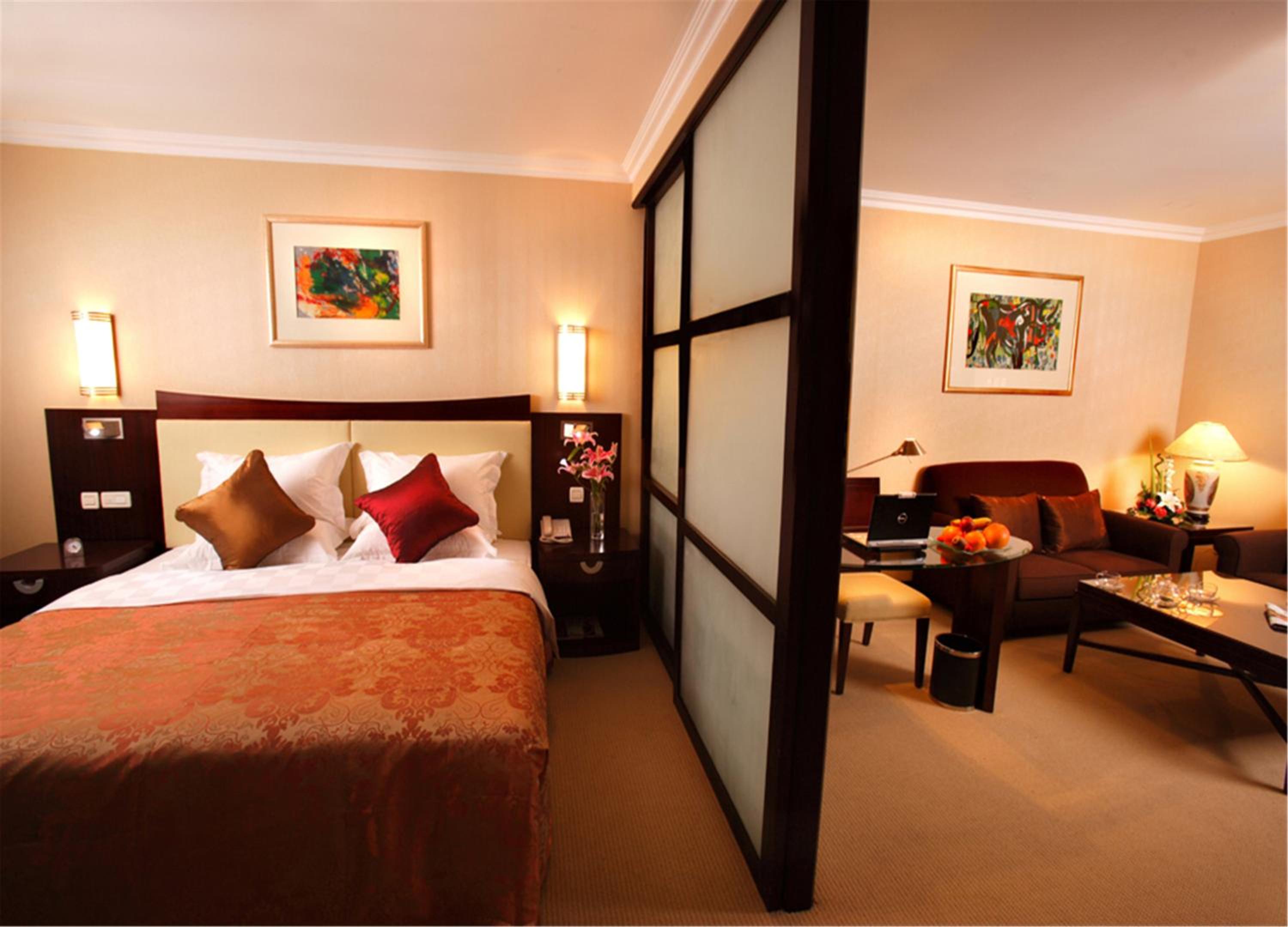 BUSINESS, SUITE