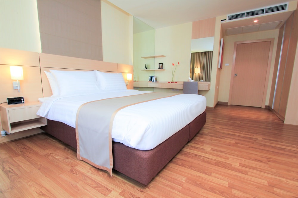 PETALS INN 13/26