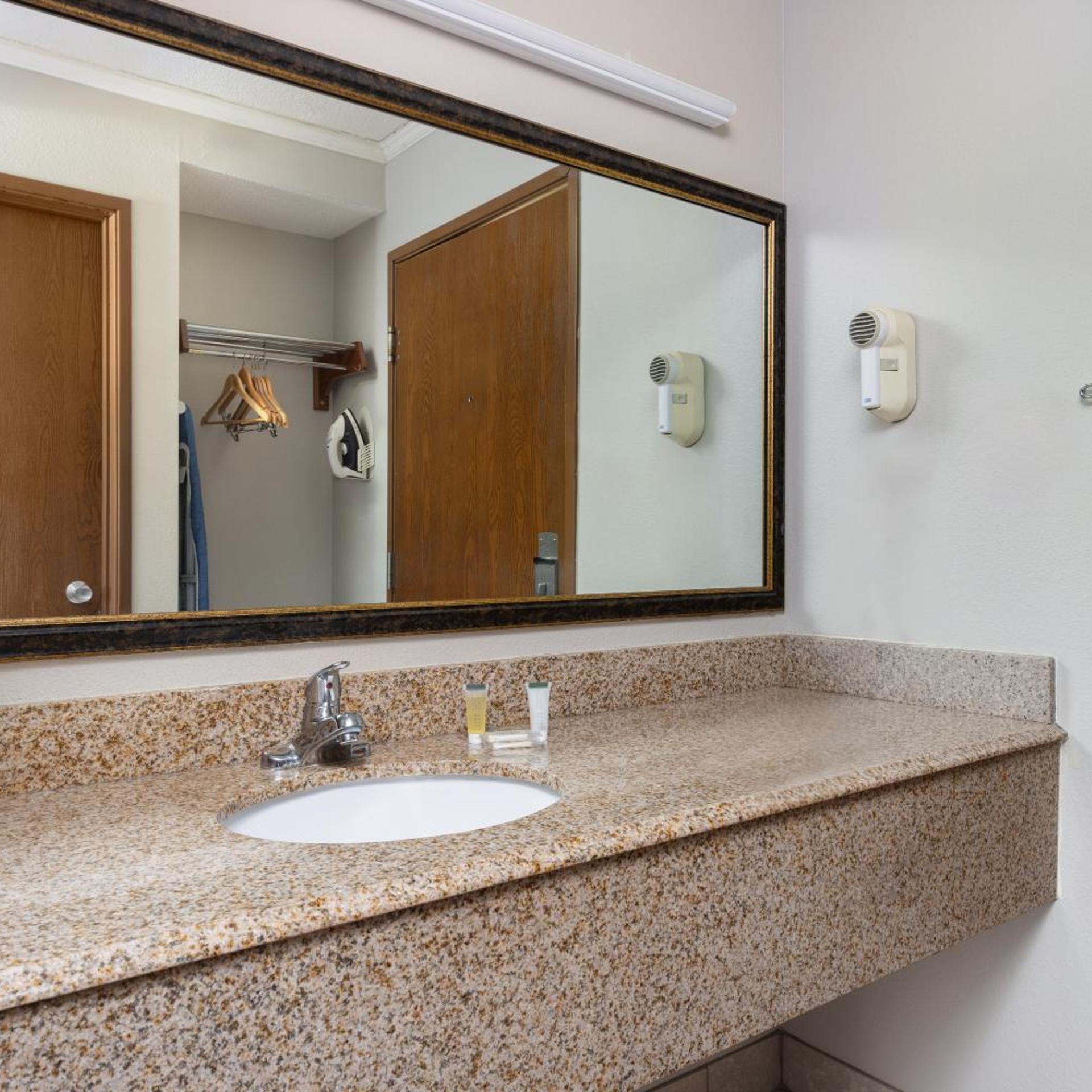 Deluxe, Suite, King Bed, Days Inn & Suites By Wyndham Kansas City South 5/6