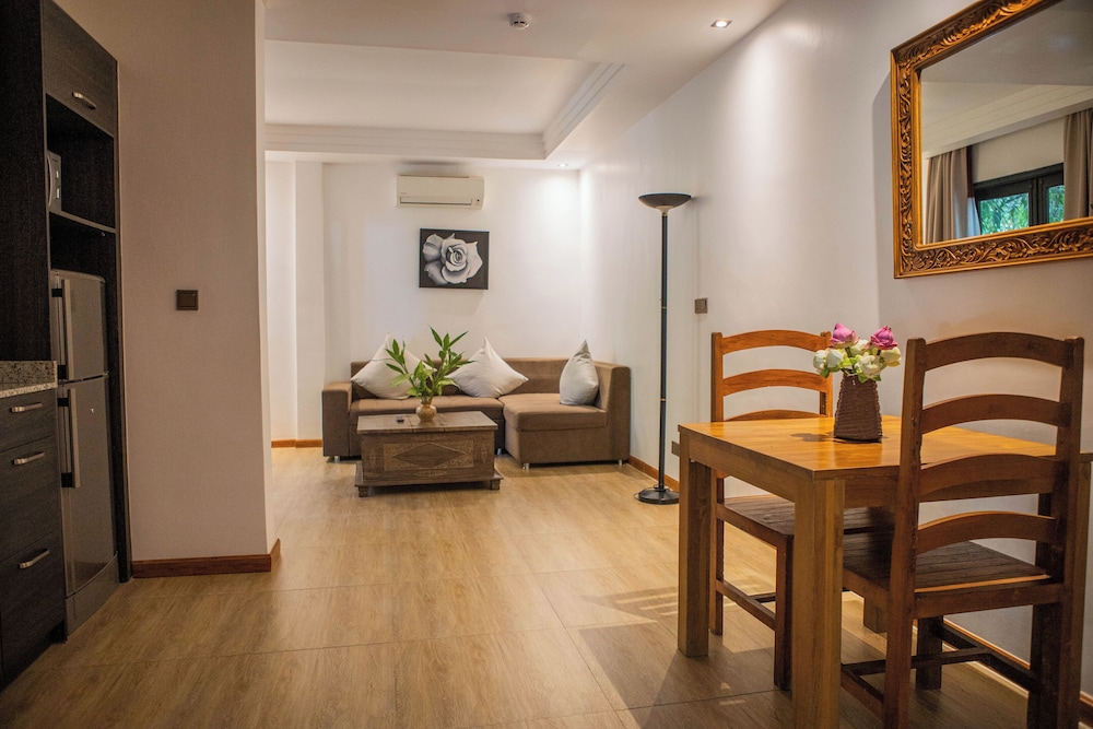 La Rose Suites 30/50