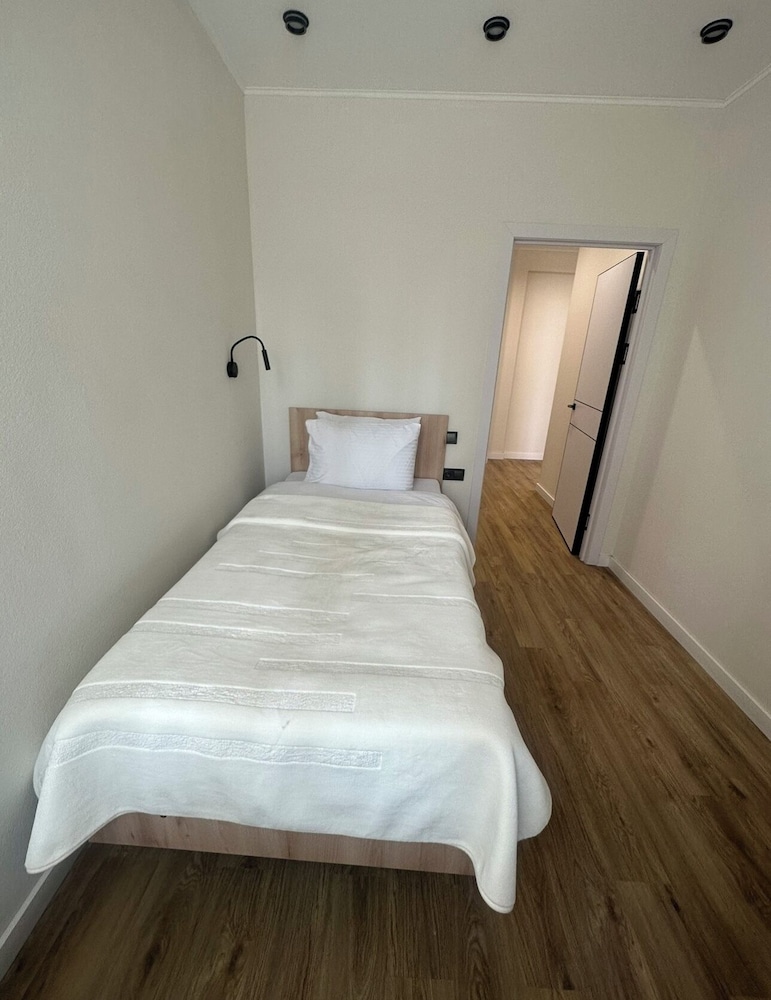 Golden Dragon Hotel 22/75