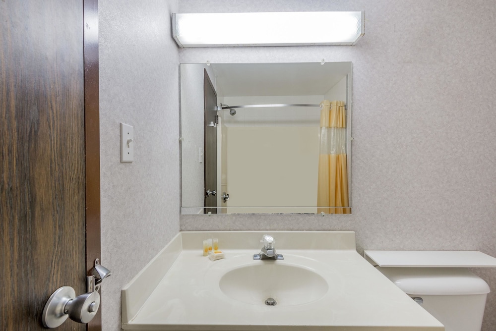 Days Inn By Wyndham Berlin Meriden 14/27