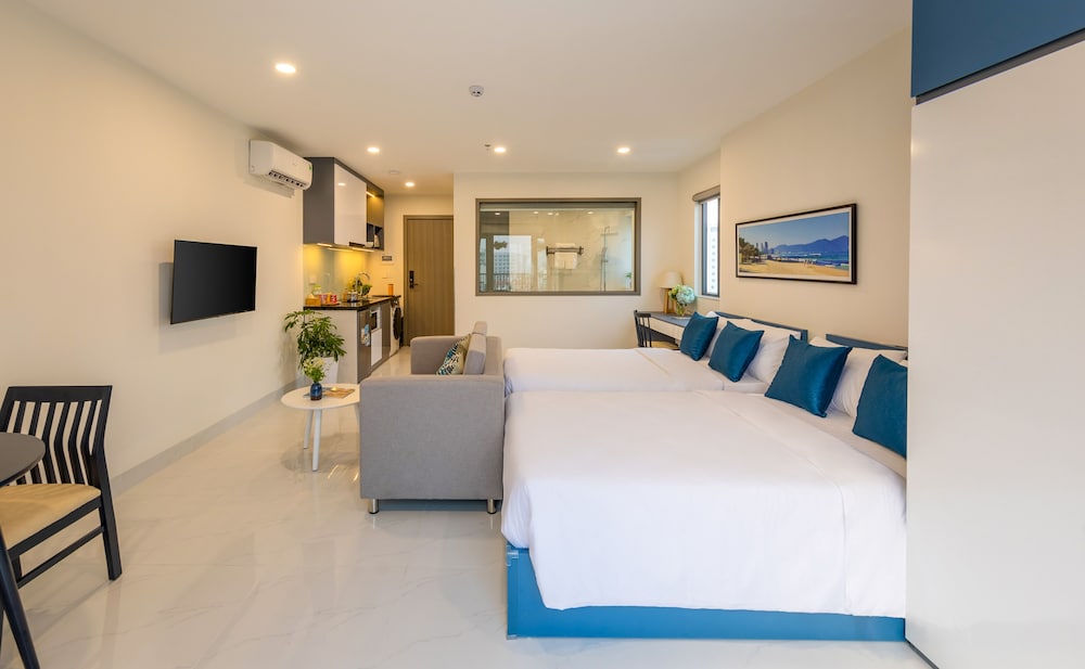 DELUXE, DOUBLE OR TWIN BED, CITY VIEW, BALCONY
