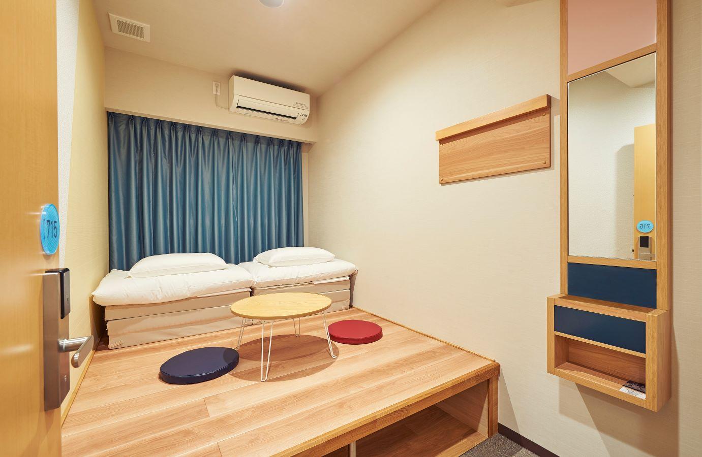 Hollywood, Single, Twin Beds, Shared Bathroom