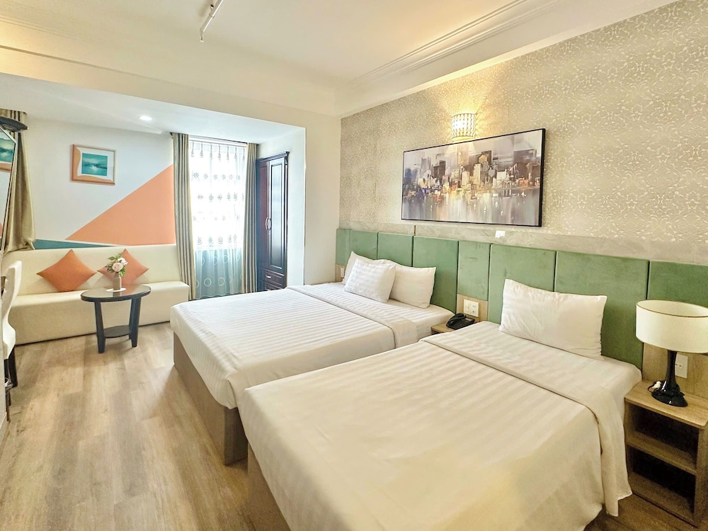 SUITE, TWIN BEDS