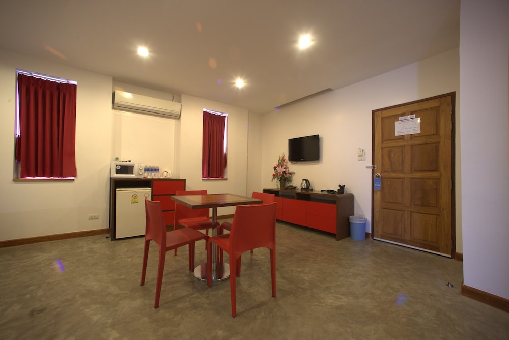 J2 Hotel 33/44