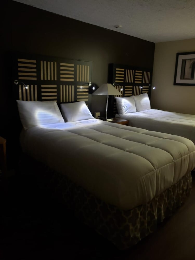 Motel M Lewisburg 28/42