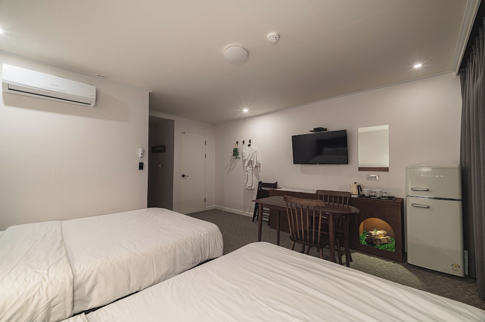 DELUXE, TWIN BEDS