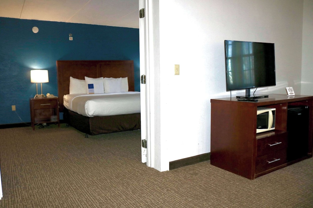 جناح بسرير كينج بجاكوزي، Comfort Suites Near Casinos 5/10