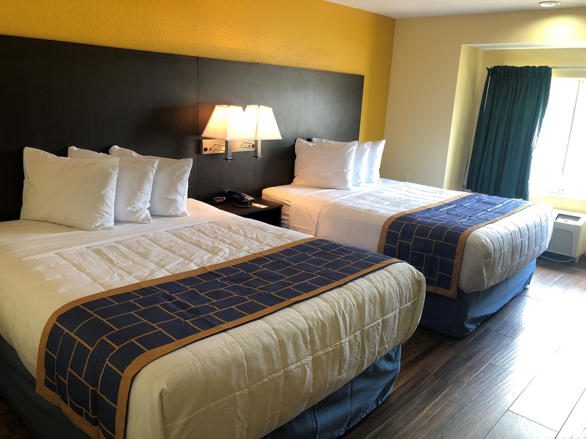 غرفة بسريرين كوين، Days Inn And Suites By Wyndham Tampa Raymond James Stadium 5/10