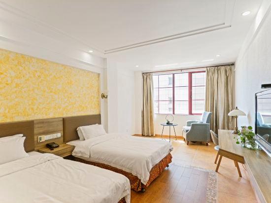 ROOM, TWIN BEDS