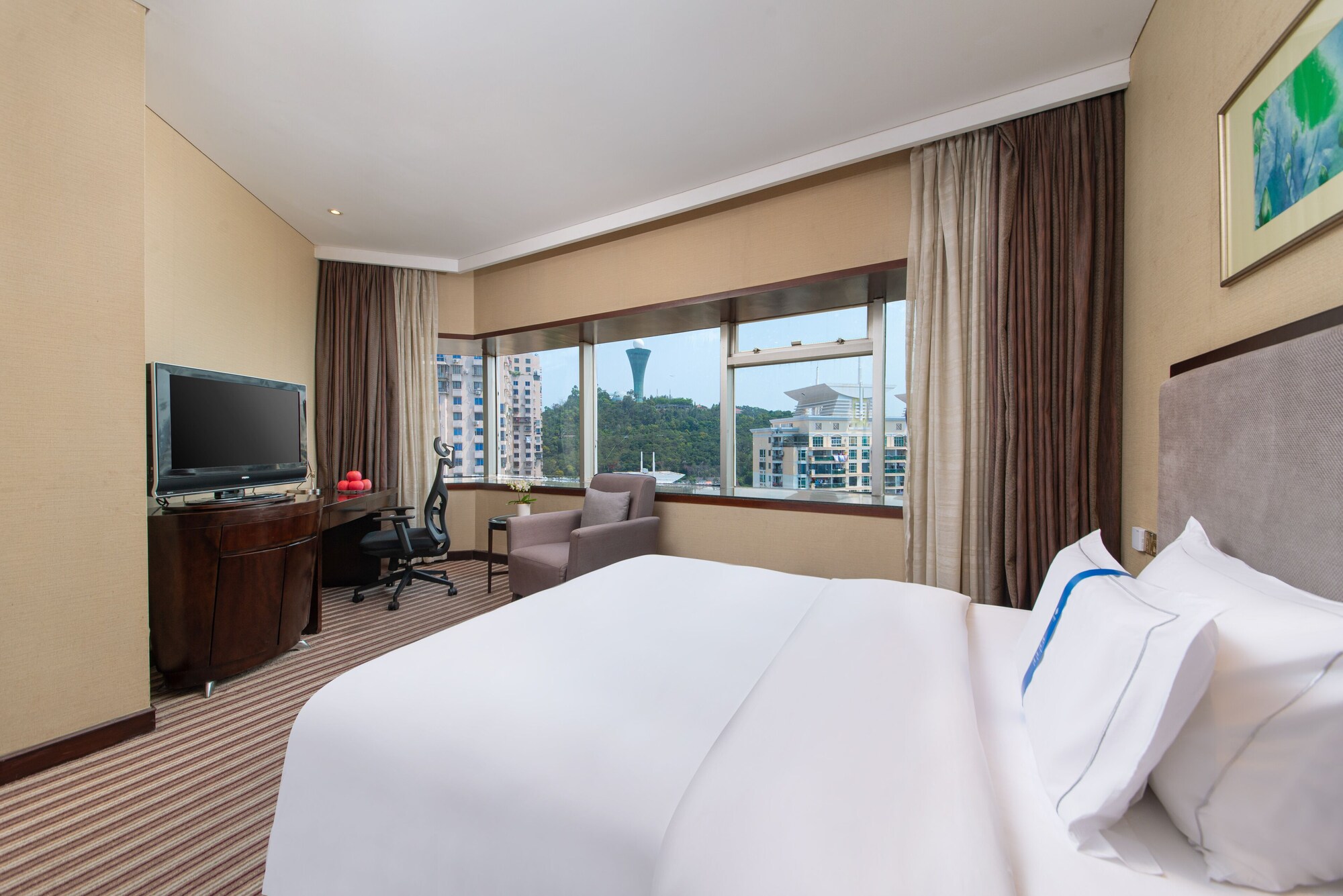 BUSINESS, QUEEN BED