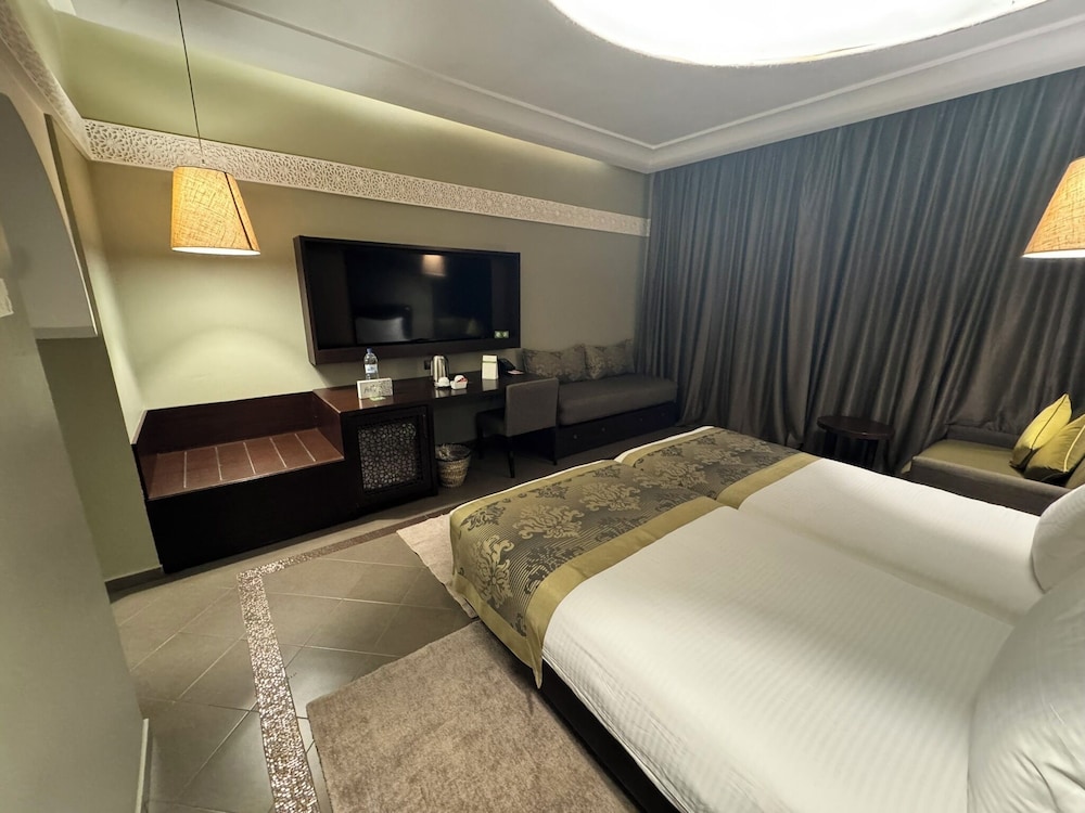 PRIVILEGE, TWIN BEDS, GARDEN VIEW