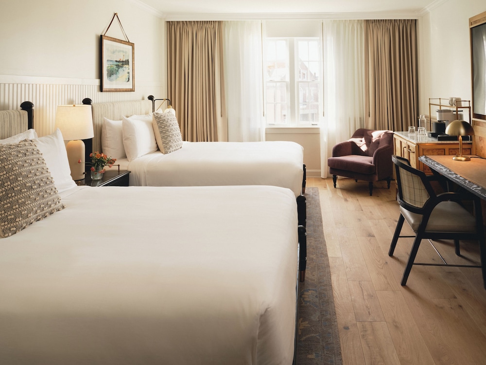 Newport, Deluxe, 2 Queen Beds, Viking Hotel 2/7