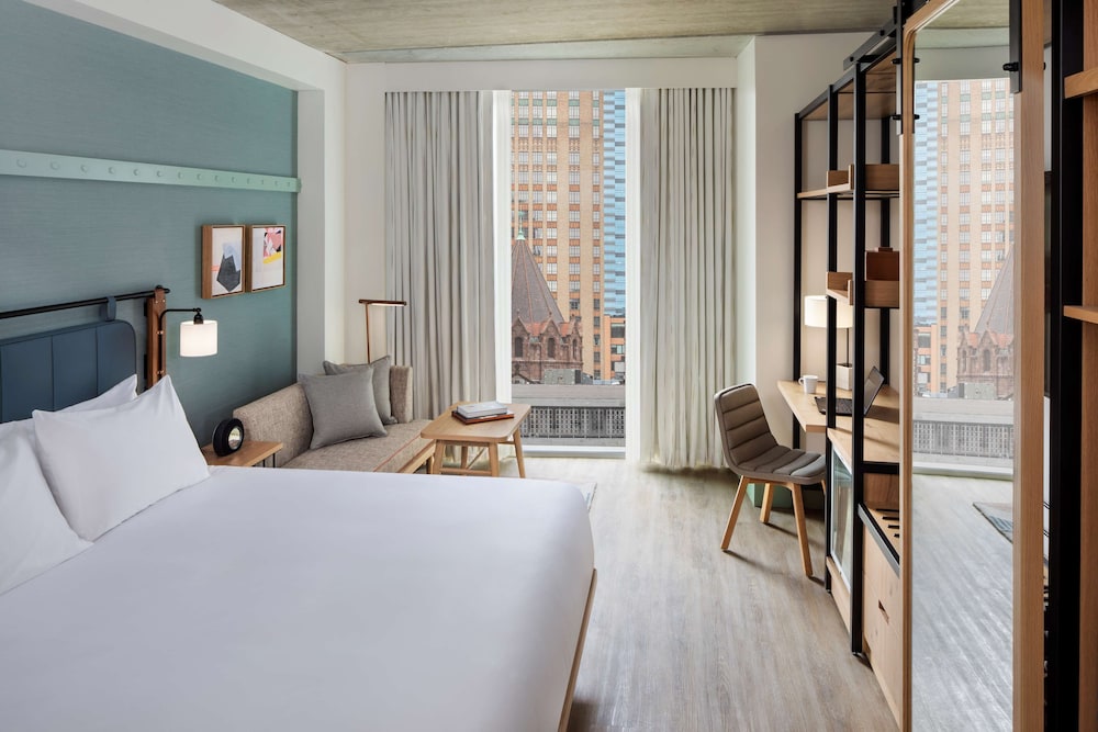 ROOM, KING BED