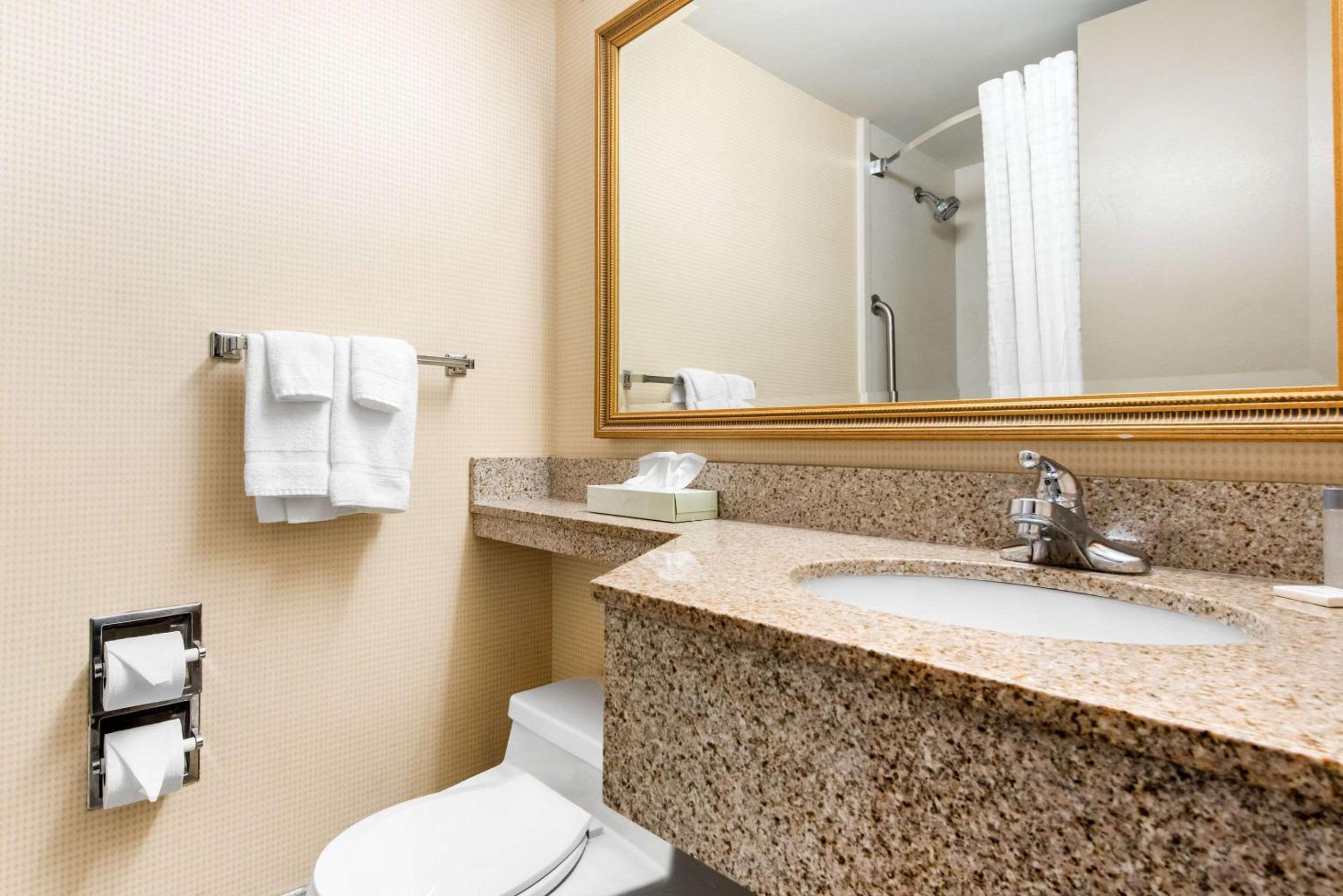 غرفة ديلوكس بسريرين كوين، Quality Inn & Suites Charleston - Civic Center 4/4