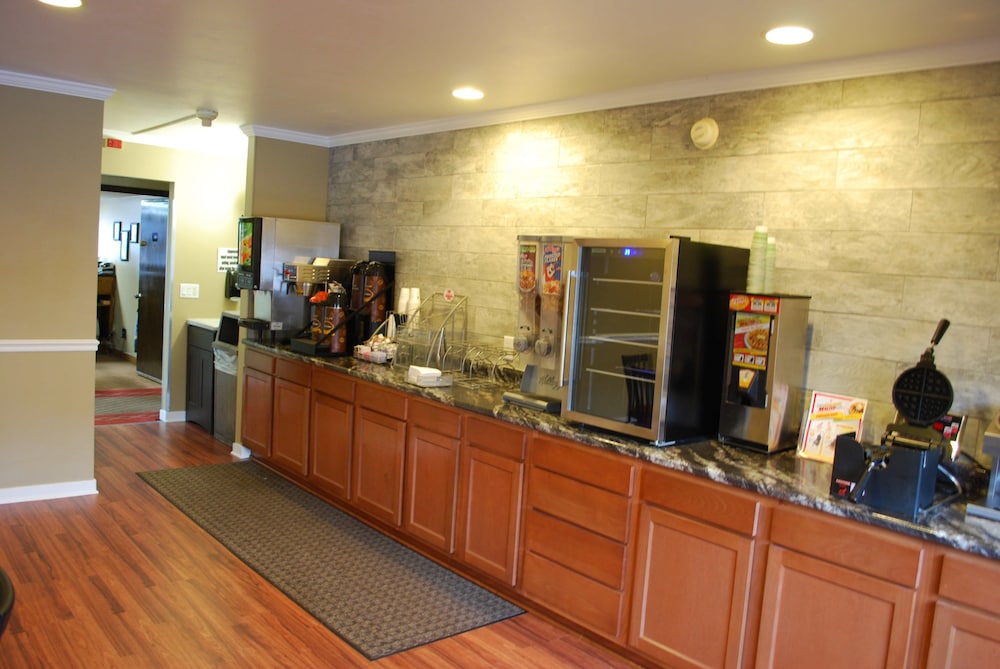 Super 8 by Wyndham Eau Claire WI 18/20