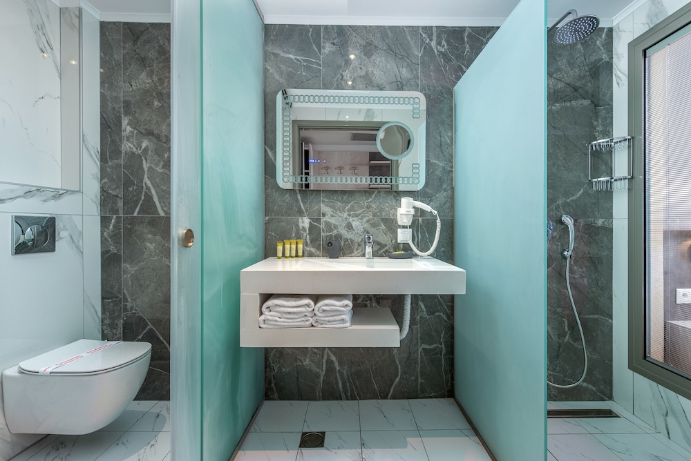 Dionysos Hotel Suites 64/68