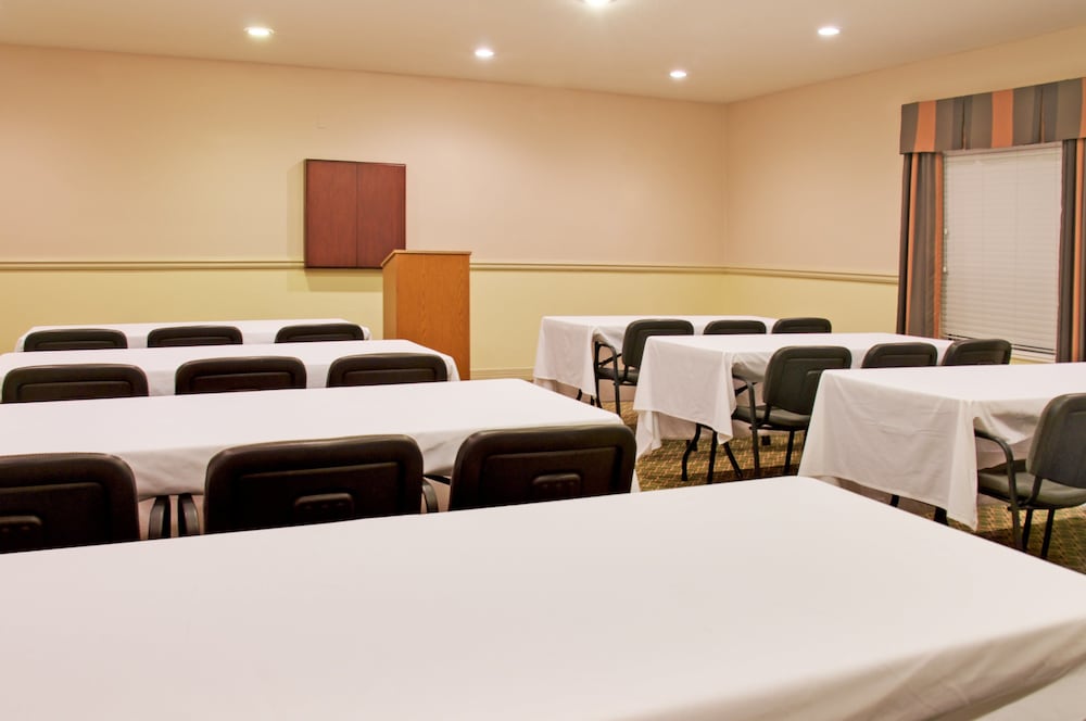 Holiday Inn Express Hotel Suites Livingston 36/37