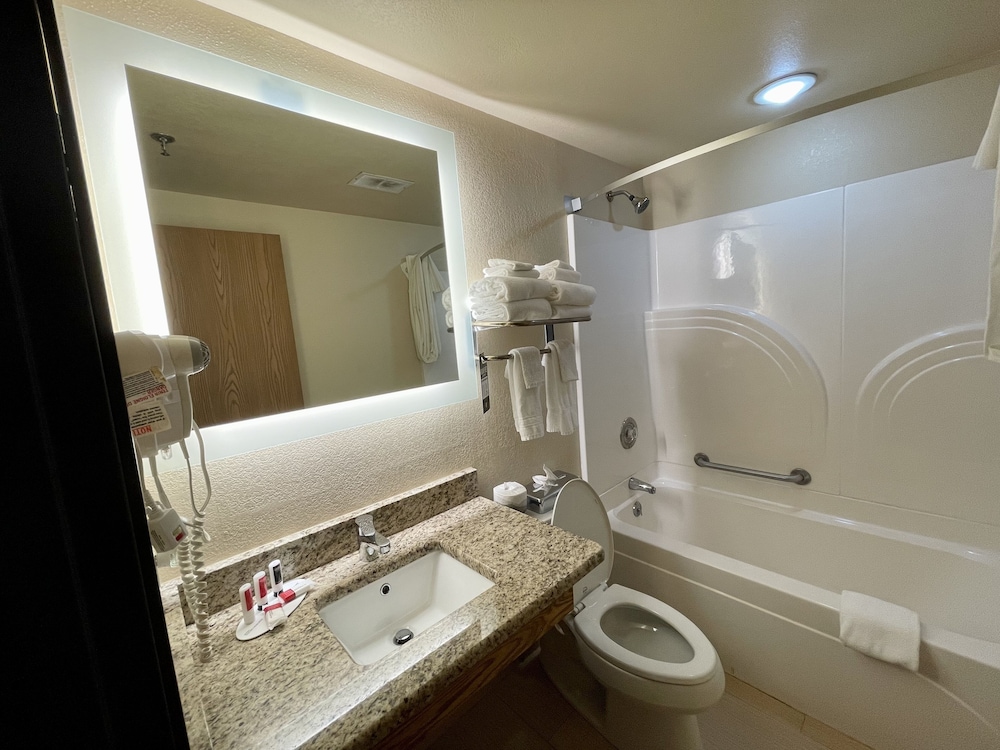 Super 8 by Wyndham Macon 7/16
