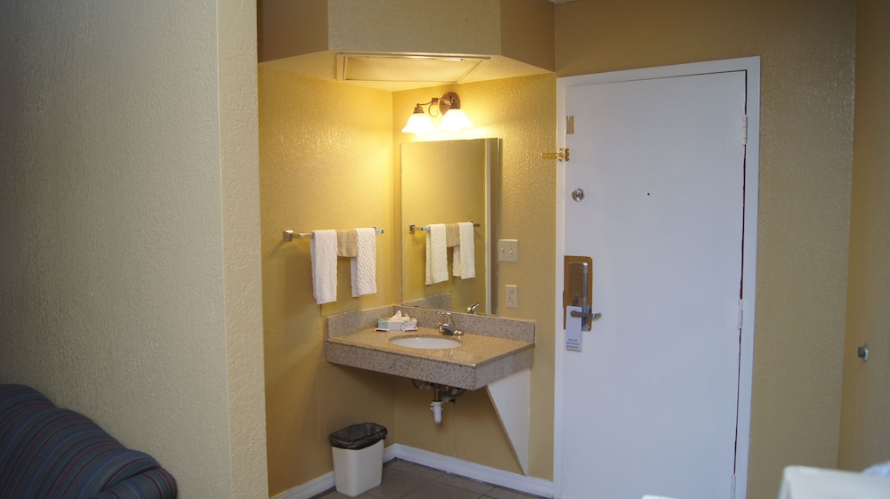 Holiday Lodge And Suites 34/46