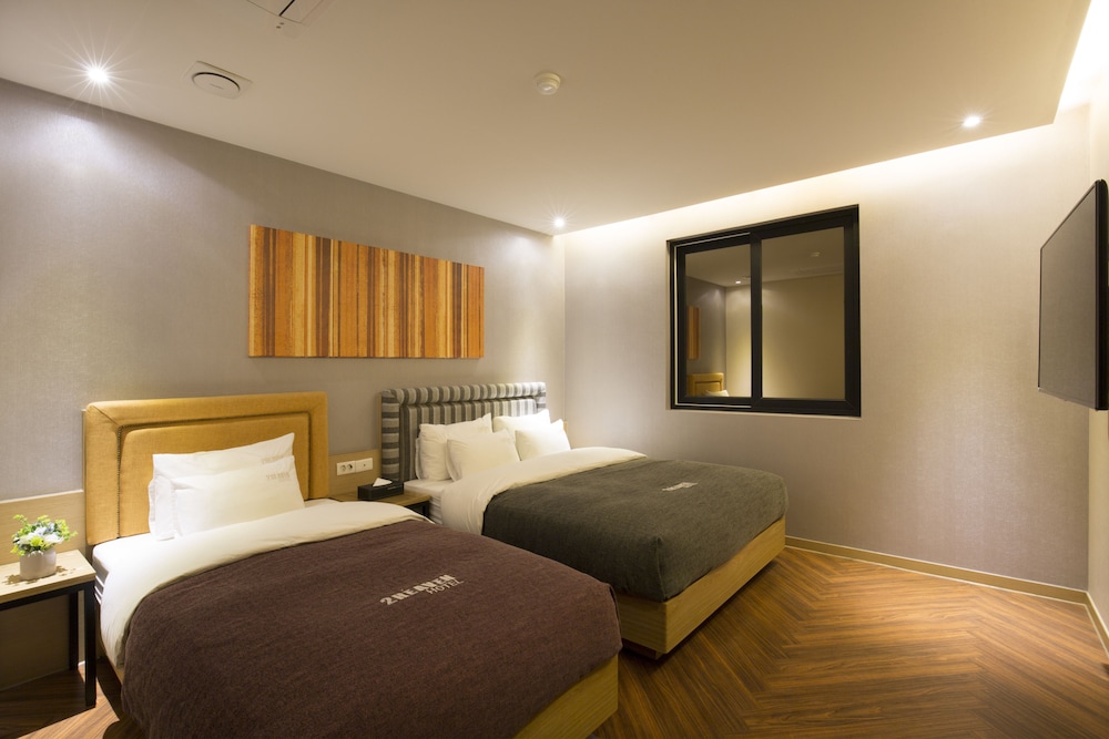 2 Heaven Hotel 23/69