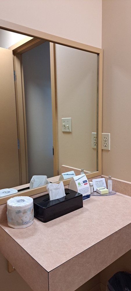 Travelodge by Wyndham Lacombe 49/54