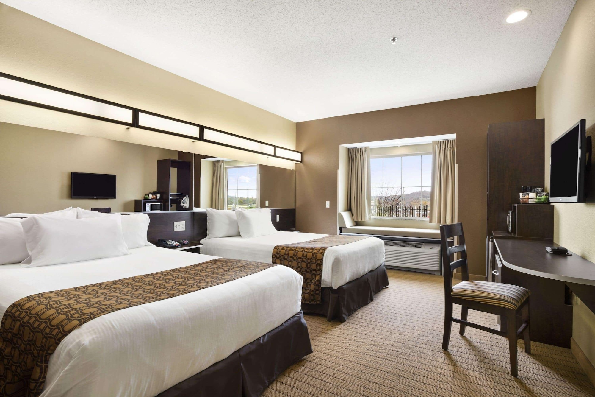 Deluxe, 2 Queen Beds, Accessible