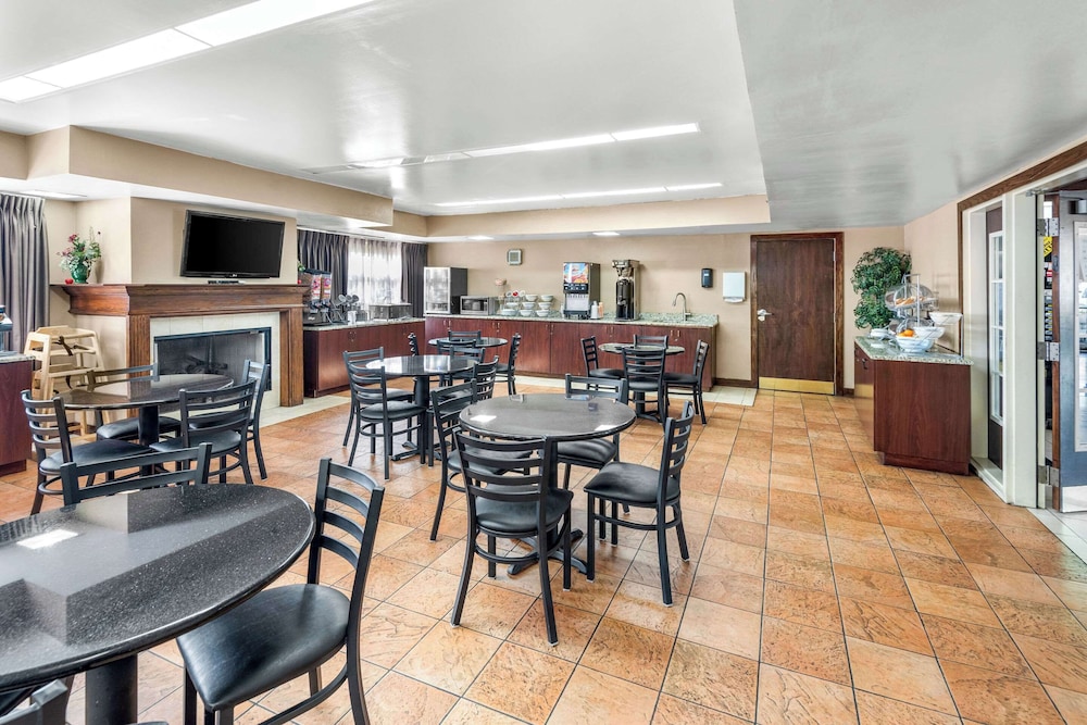 Clarion Inn & Suites Indianapolis Northwest 43/55