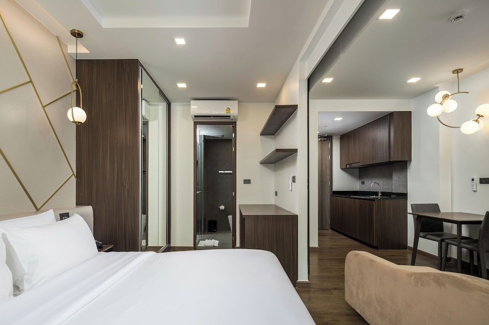 PREMIER, KING BED, MOUNTAIN VIEW