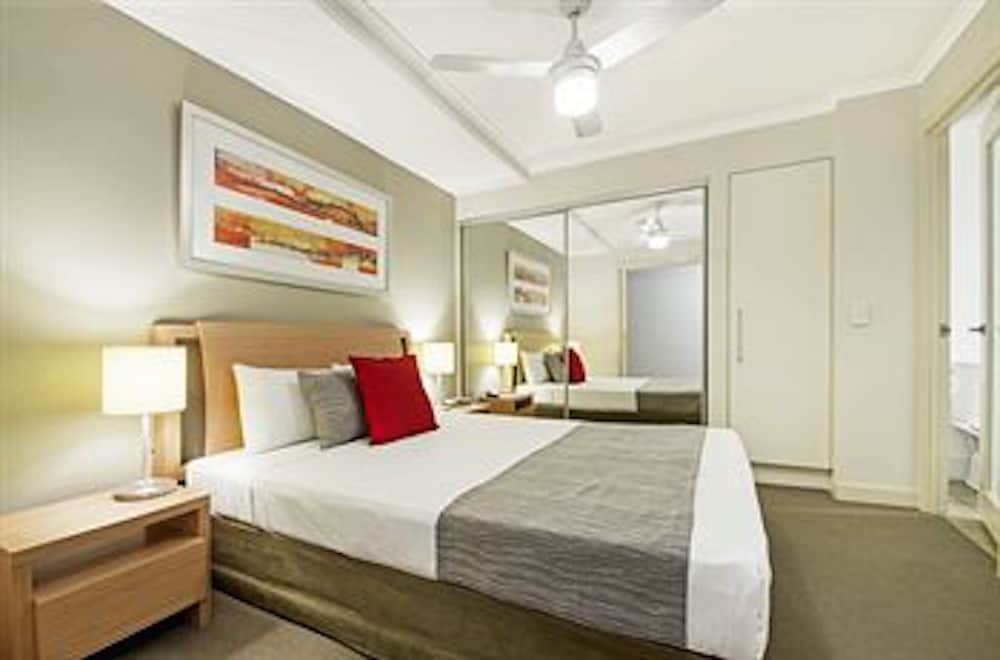 2 Bedrooms, Queen and Twin Beds, Park Side