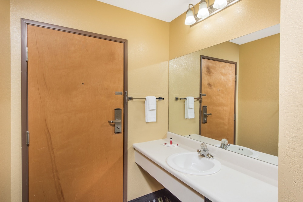 Super 8 by Wyndham Farmington 11/15