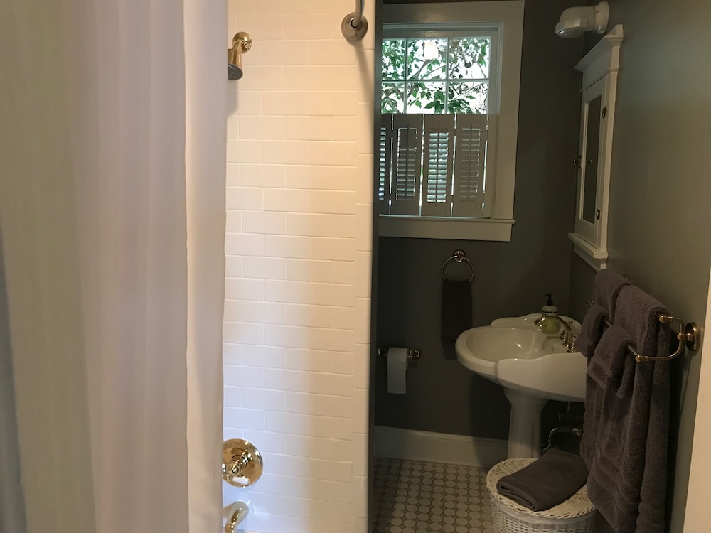 Charles Bass House Bed &amp; Breakfast 20/21