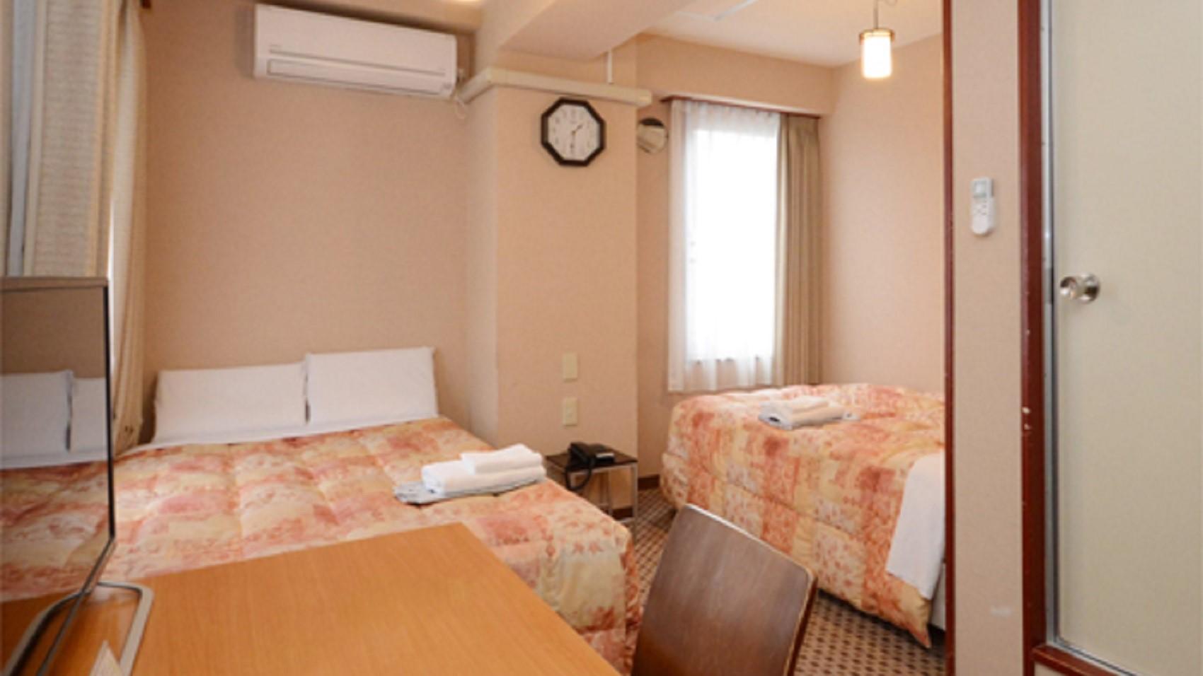 Mini, Twin Beds, Smoking