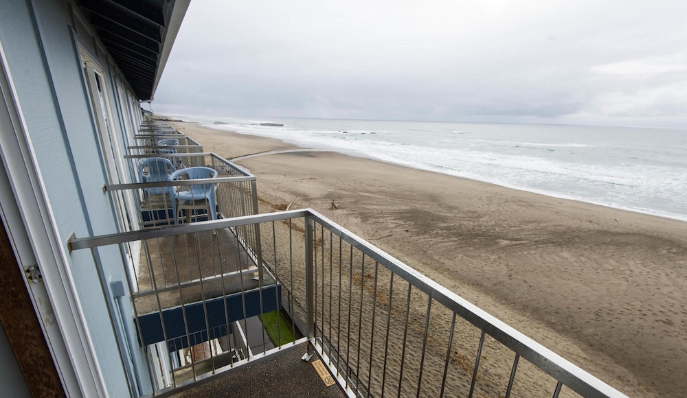Sandcastle Beachfront Motel 35/40