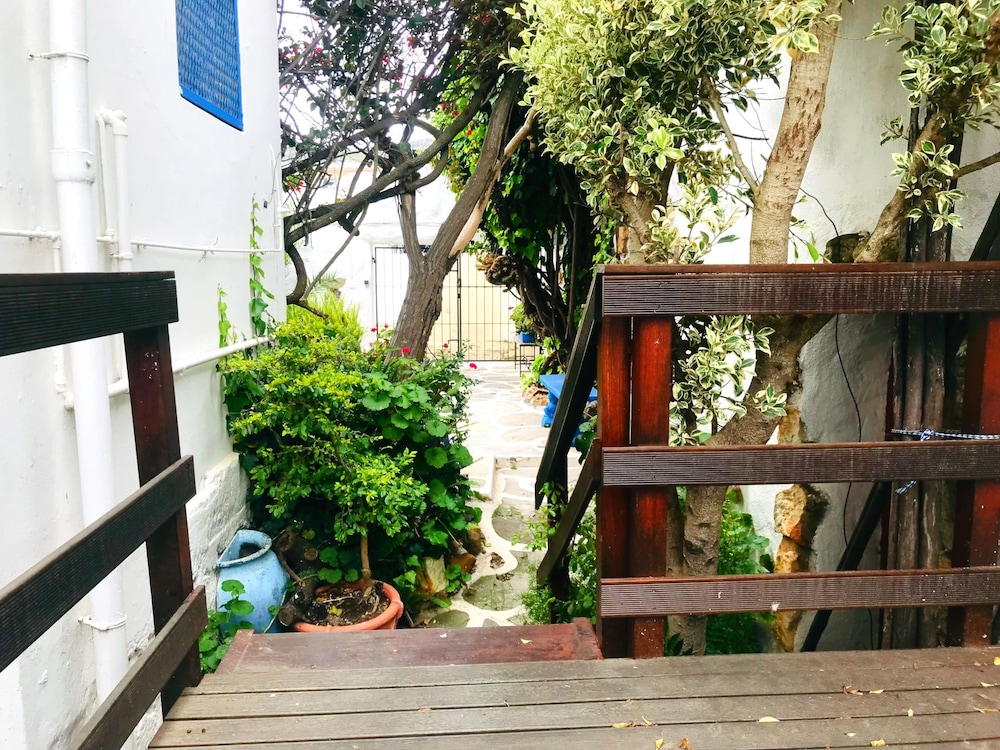 Athenian Villa 4/50