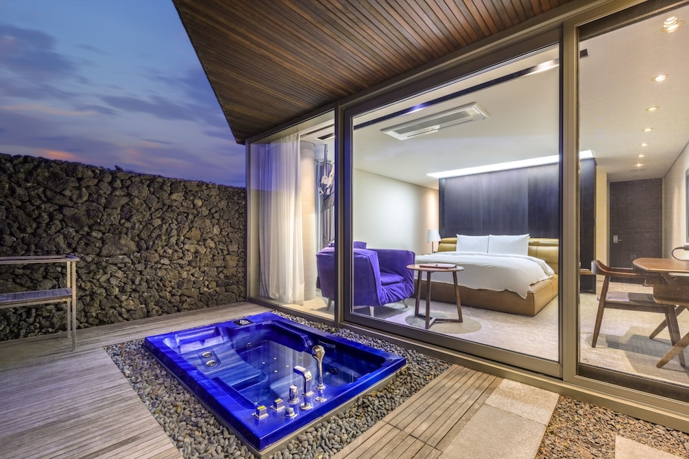 Bayhill Pool & Villa 40/77
