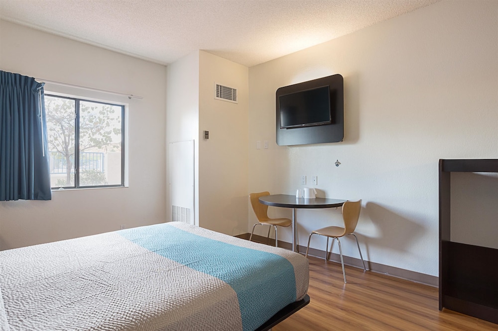 Motel6 Page, AZ 24/60
