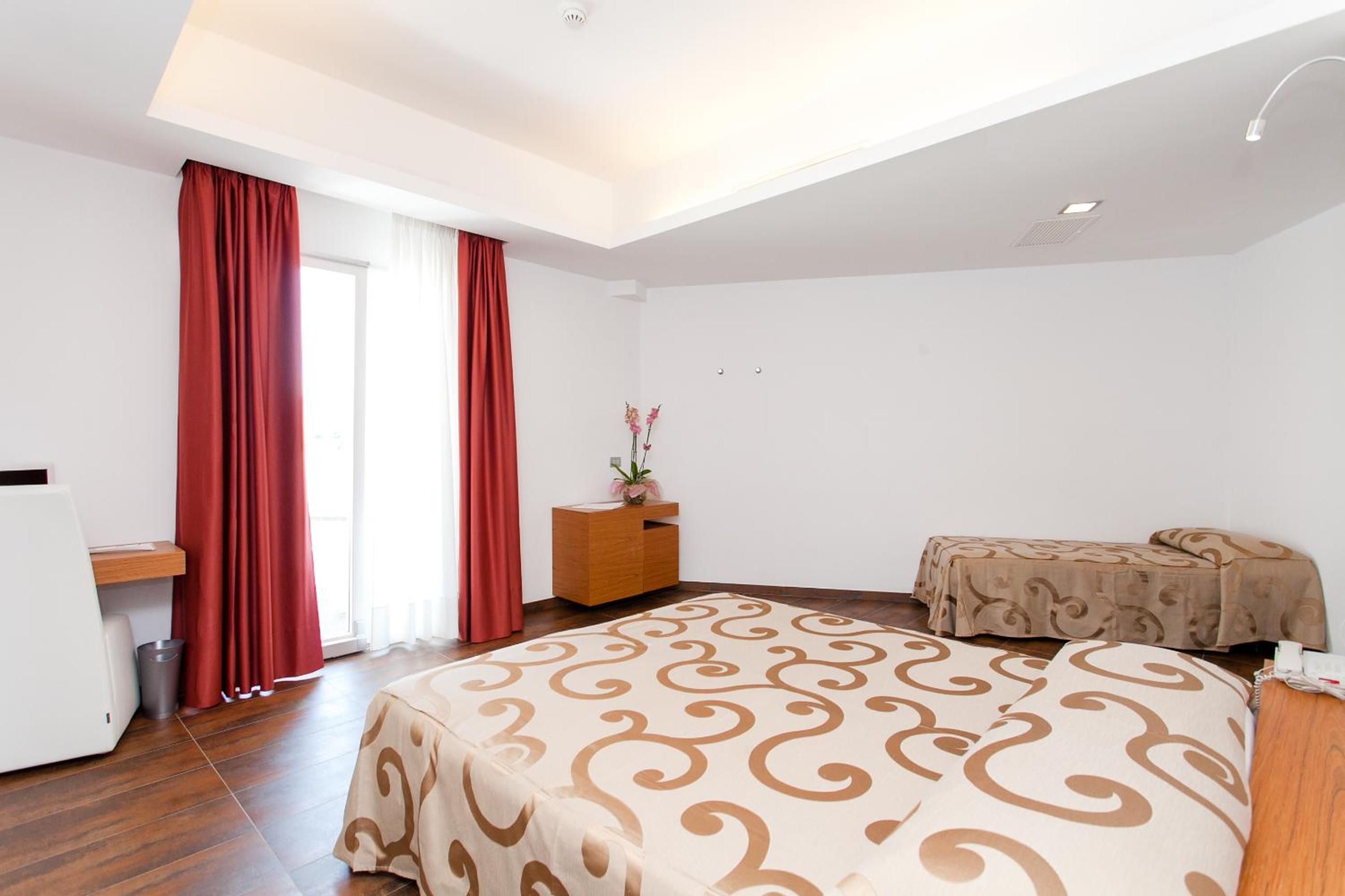 غرفة ثلاثية، Sciali Hotel 2/10