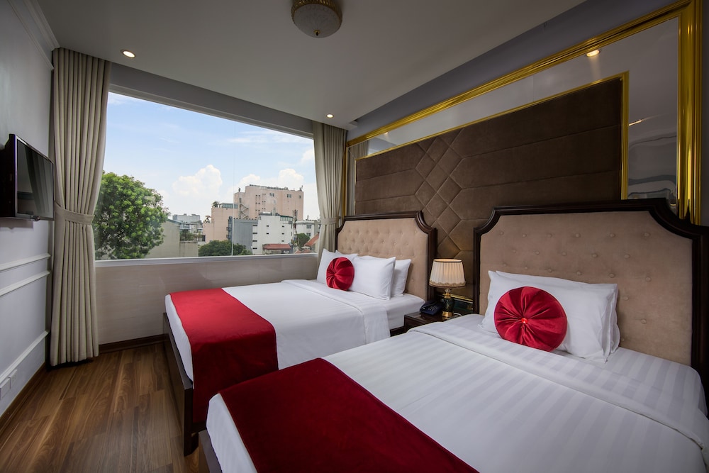 FAMILY SUITE, DOUBLE AND TWIN BEDS, CITY VIEW
