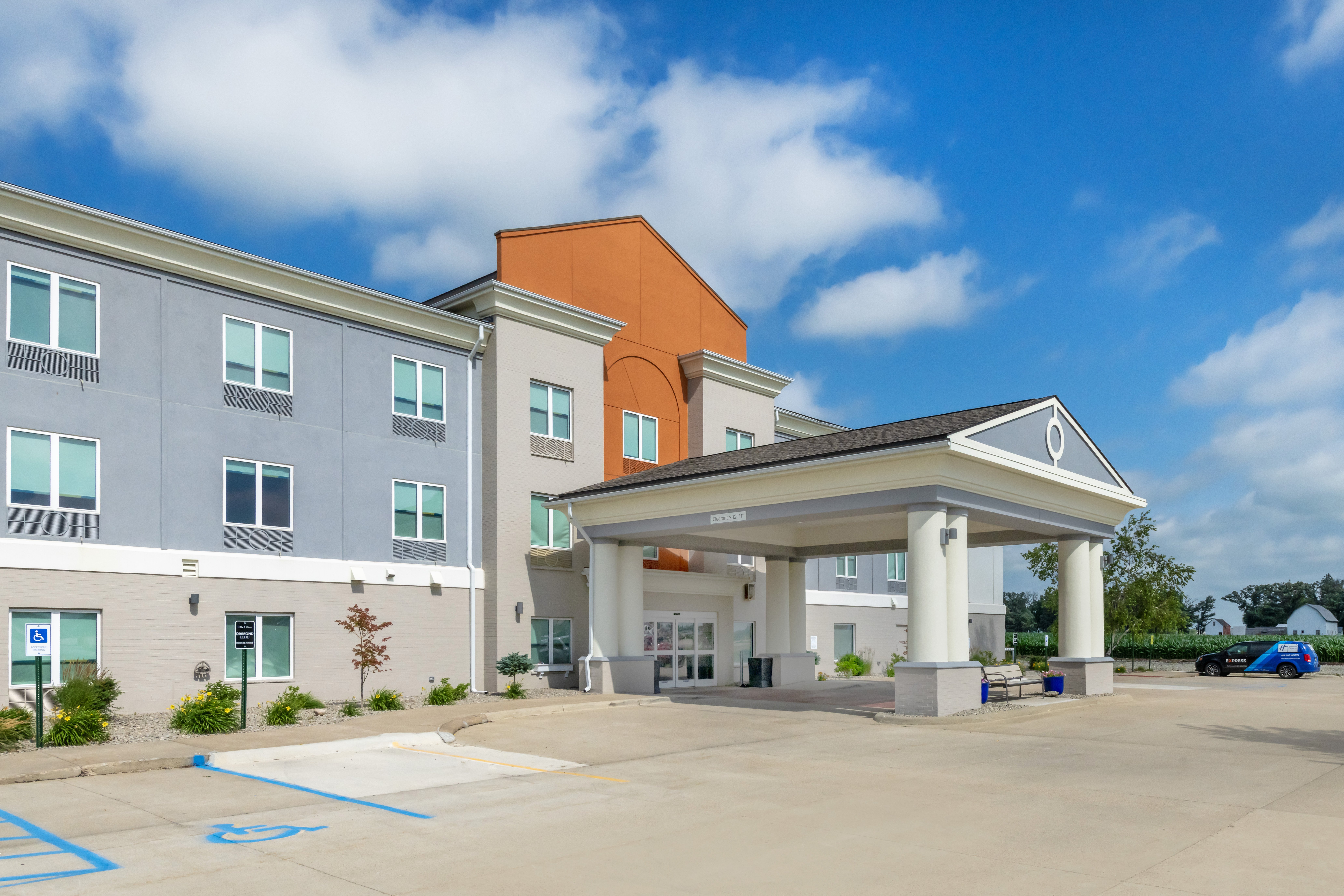 Holiday Inn Express Hotel & Suites Northwood 69/71