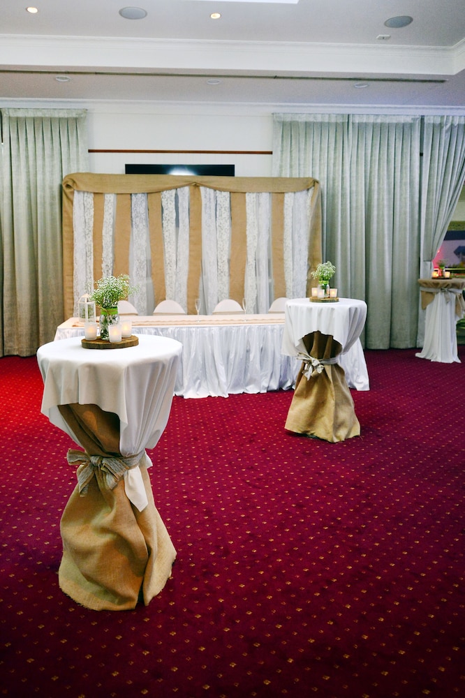 Oaks Gladstone Grand Hotel 15/72